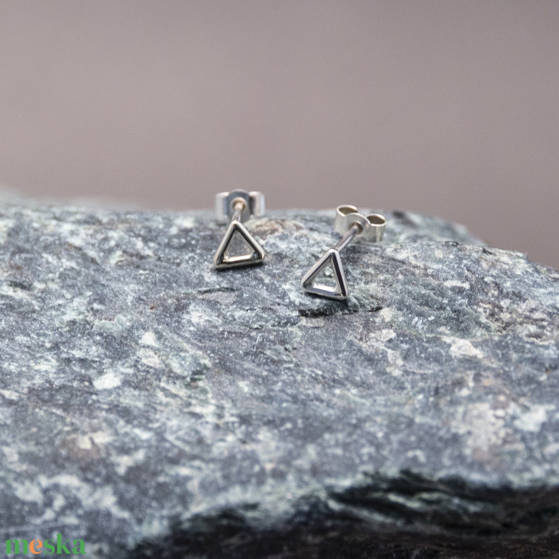 Apró háromszög alakú ezüst fülbevaló - ékszer - fülbevaló - pötty fülbevaló - Meska.hu