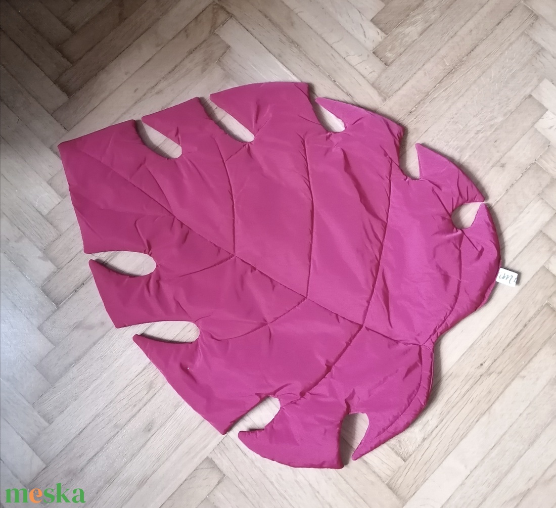 Magenta színű filodendron levélszőnyeg - játék & sport - 3 éves kor alattiaknak - játszószőnyeg - Meska.hu Magenta színű filodendron levélszőnyeg - játék & sport - 3 éves kor alattiaknak - játszószőnyeg - Meska.hu