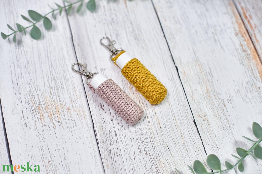 Horgolt ajakápoló tartó, karabineres táskadísz - táska & tok - kulcstartó & táskadísz - kulcstartó - Meska.hu