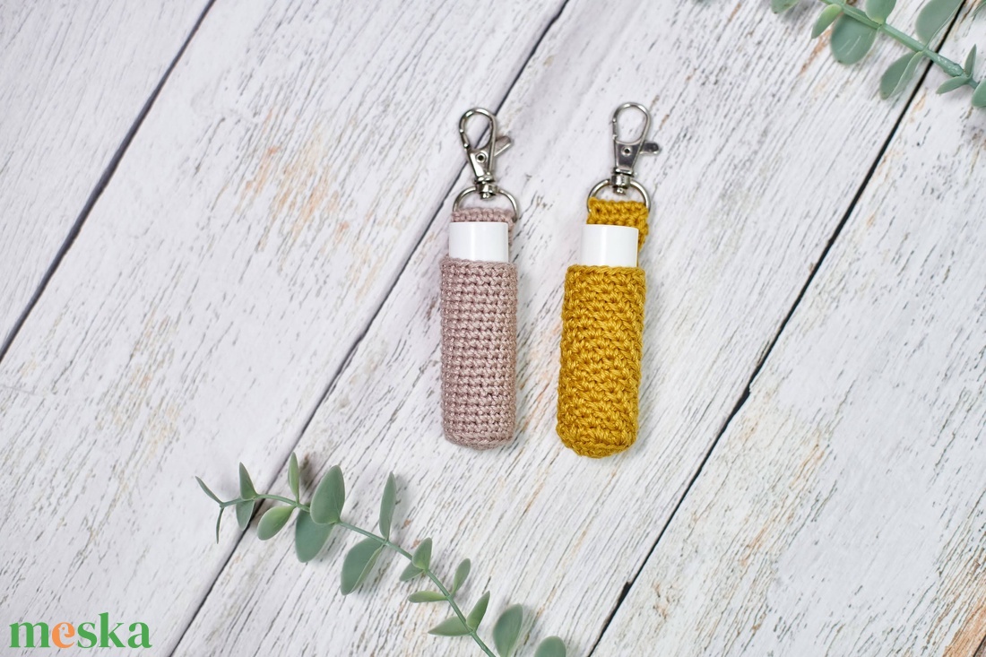 Horgolt ajakápoló tartó, karabineres táskadísz - táska & tok - kulcstartó & táskadísz - kulcstartó - Meska.hu