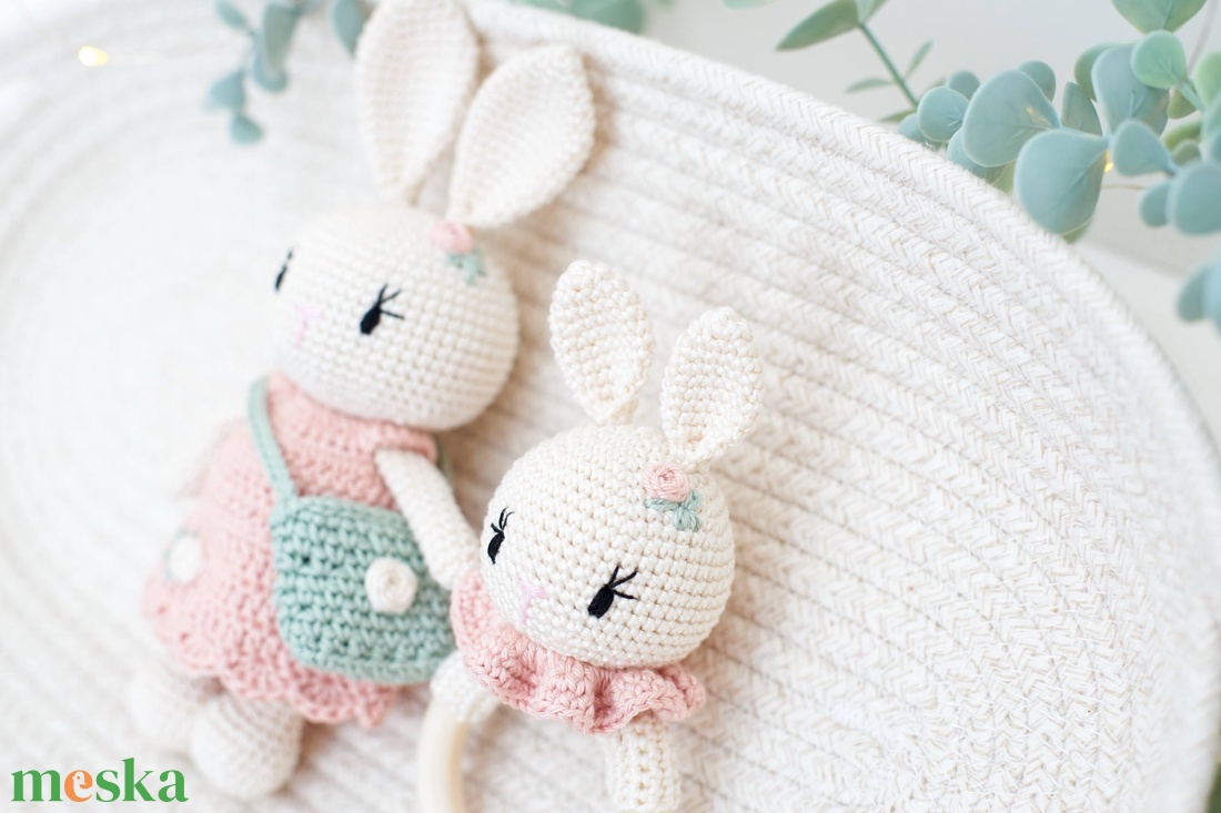 Nyuszis babaköszöntő szett - horgolt nyuszi + rágóka/csörgő egyben - játék & sport - plüssállat & játékfigura - nyuszi - Meska.hu