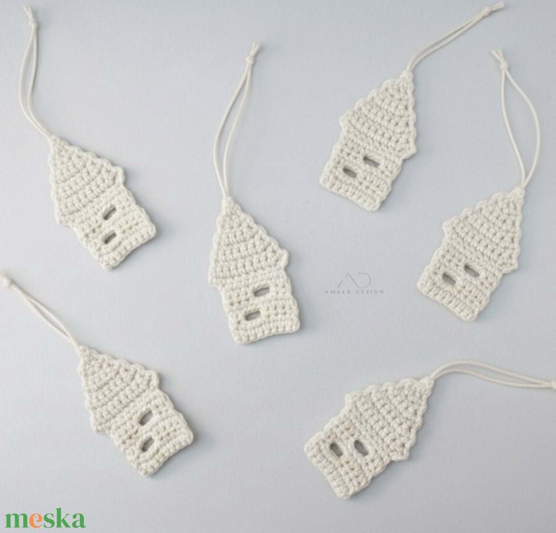 Mesebeli házikók - horgolt karácsonyfadísz, ajándékkísérő 6db/csom - karácsony - karácsonyi lakásdekoráció - karácsonyfadíszek - Meska.hu