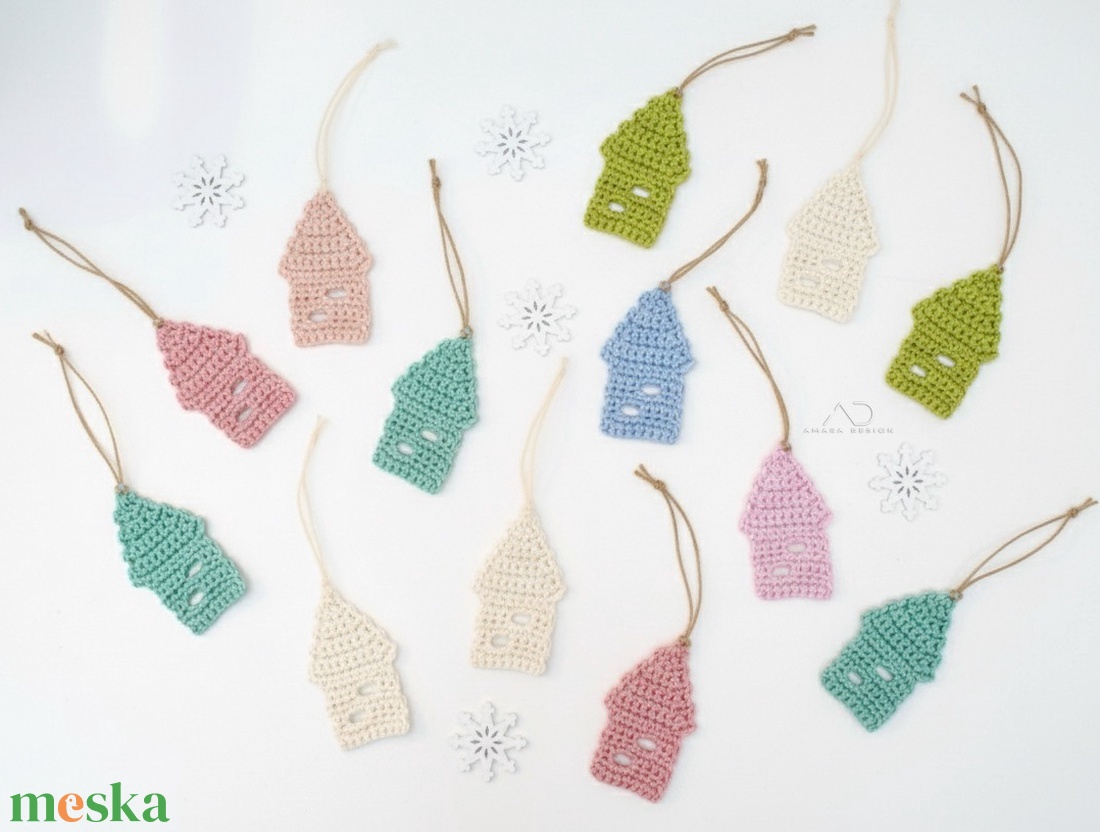 Mesebeli házikók - horgolt karácsonyfadísz, ajándékkísérő 6db/csom - karácsony - karácsonyi lakásdekoráció - karácsonyfadíszek - Meska.hu