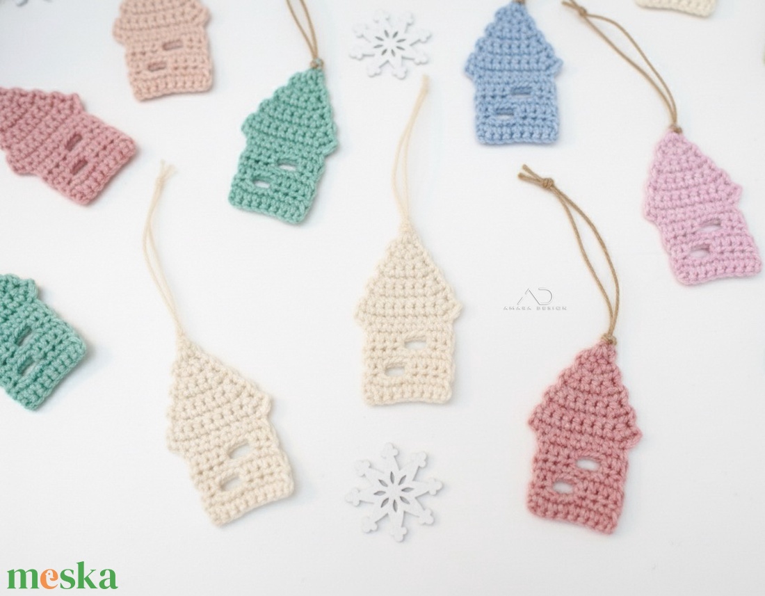 Mesebeli házikók - horgolt karácsonyfadísz, ajándékkísérő 6db/csom - karácsony - karácsonyi lakásdekoráció - karácsonyfadíszek - Meska.hu