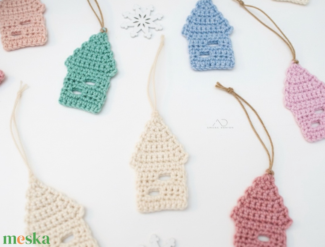 Mesebeli házikók - horgolt karácsonyfadísz, ajándékkísérő 6db/csom - karácsony - karácsonyi lakásdekoráció - karácsonyfadíszek - Meska.hu