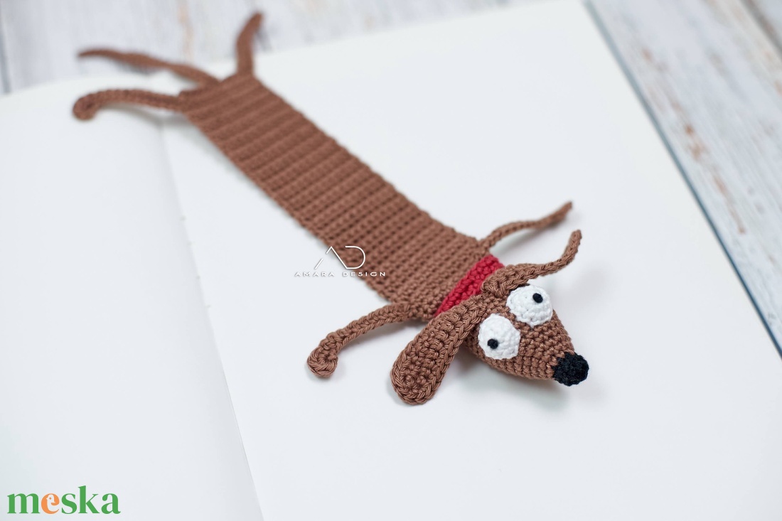 Horgolt könyvjelző, TACSKÓ - barna  - könyv & zene - könyvjelző - Meska.hu