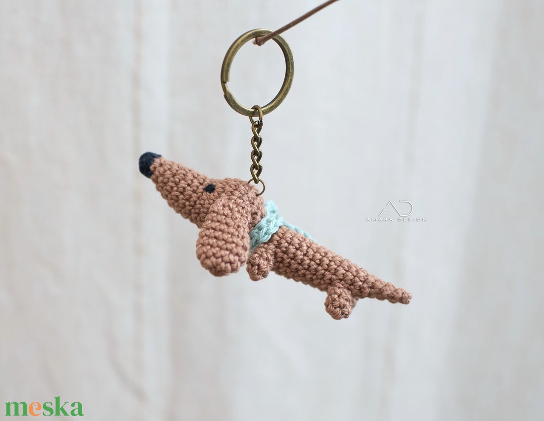 Horgolt tacskó kulcstartó - barna - akár ajándékkísérővel is - táska & tok - kulcstartó & táskadísz - kulcstartó - Meska.hu