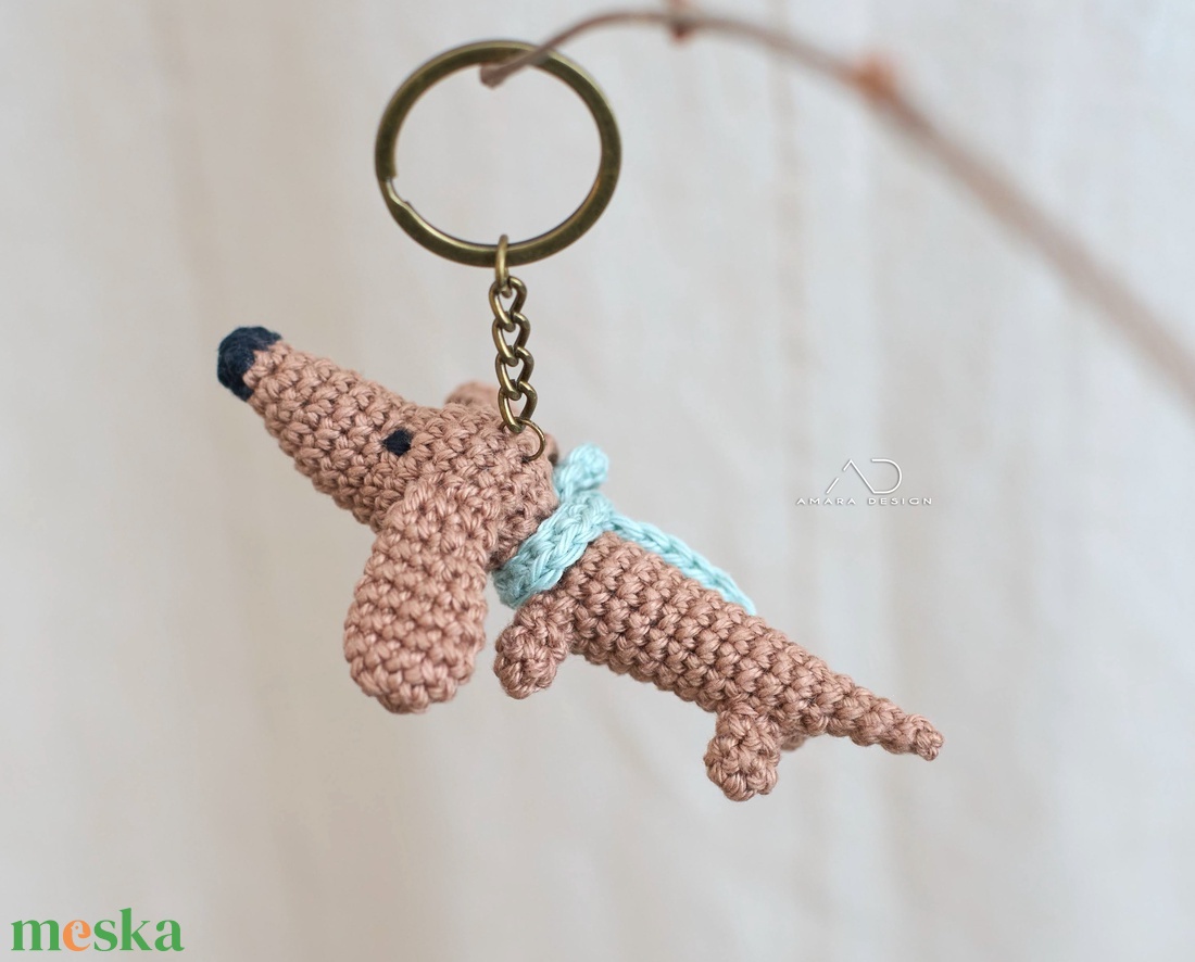 Horgolt tacskó kulcstartó - barna - akár ajándékkísérővel is - táska & tok - kulcstartó & táskadísz - kulcstartó - Meska.hu