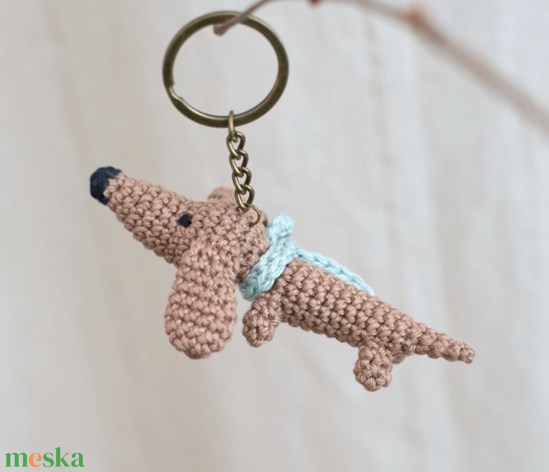Horgolt tacskó kulcstartó - barna - akár ajándékkísérővel is - táska & tok - kulcstartó & táskadísz - kulcstartó - Meska.hu