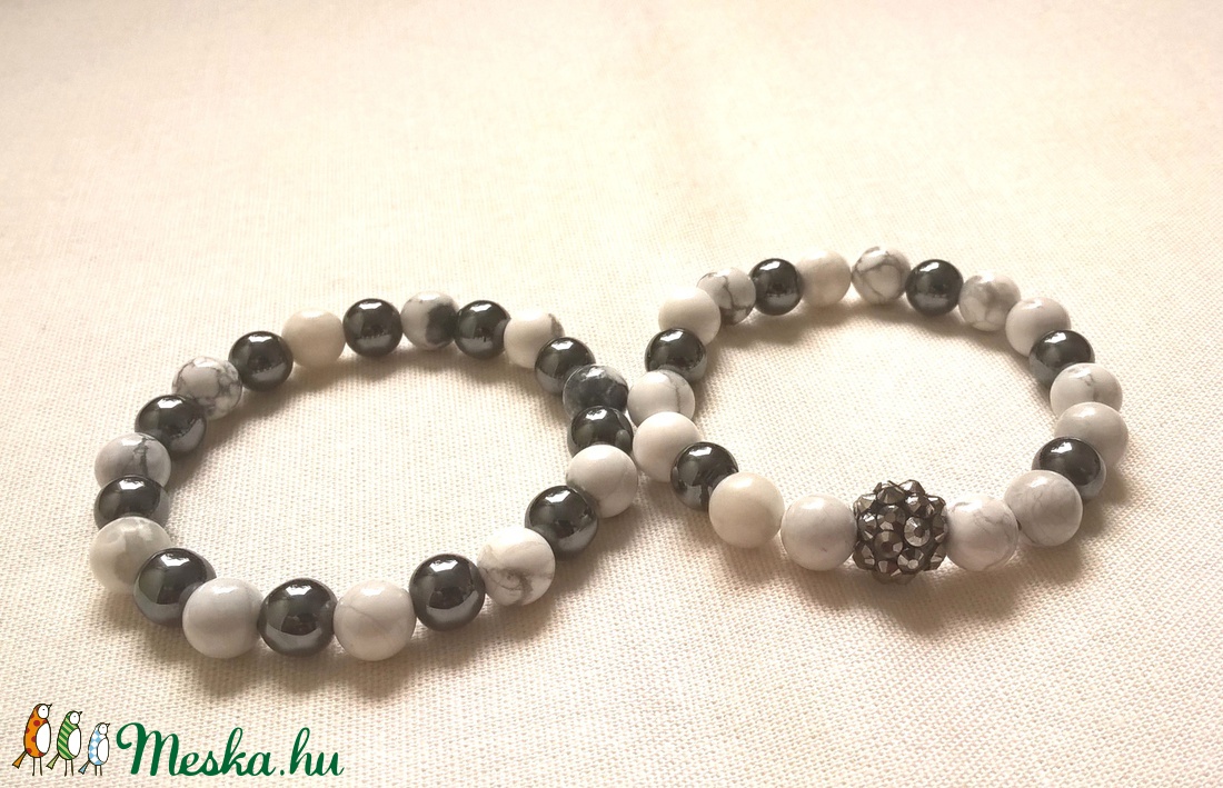 AKCIÓ - Szürke-fehér ásvány karkötő pár, hematit - howlit (magnezit) ásványkarkötő, féldrágakő karkötő szett -  - Meska.hu