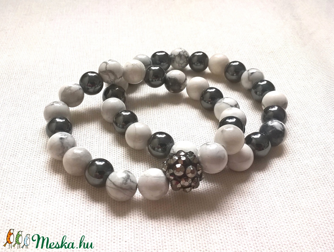 AKCIÓ - Szürke-fehér ásvány karkötő pár, hematit - howlit (magnezit) ásványkarkötő, féldrágakő karkötő szett -  - Meska.hu