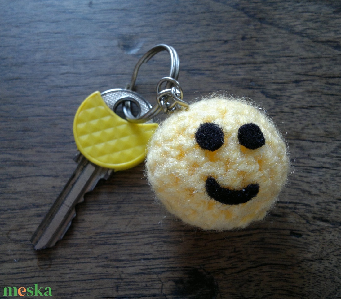 Horgolt smiley kulcstartó - vidám/szomorú/kacsintó/szerelmes - táska & tok - kulcstartó & táskadísz - kulcstartó - Meska.hu