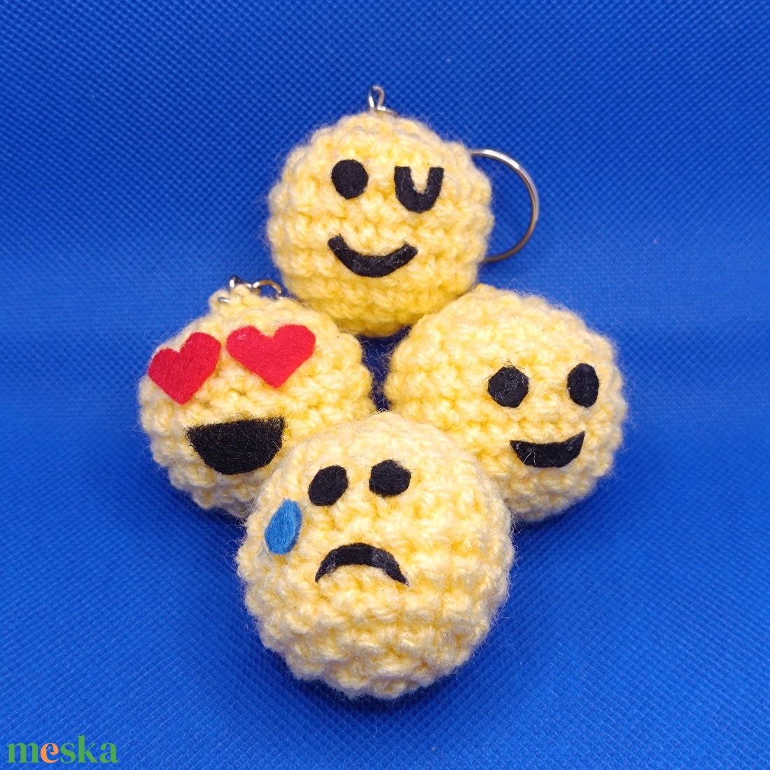Horgolt smiley kulcstartó - vidám/szomorú/kacsintó/szerelmes - táska & tok - kulcstartó & táskadísz - kulcstartó - Meska.hu
