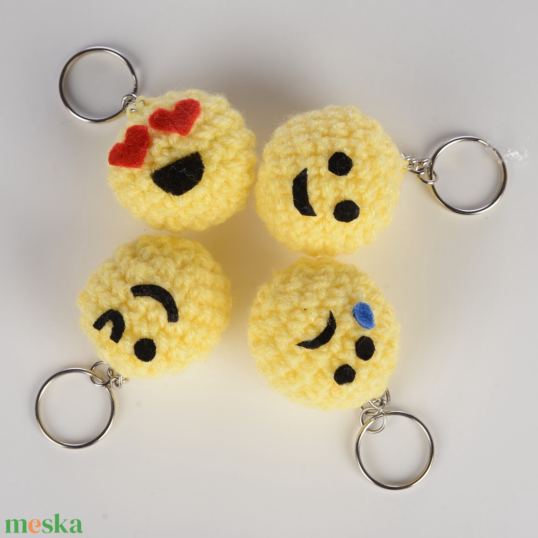 Horgolt smiley kulcstartó - vidám/szomorú/kacsintó/szerelmes - táska & tok - kulcstartó & táskadísz - kulcstartó - Meska.hu