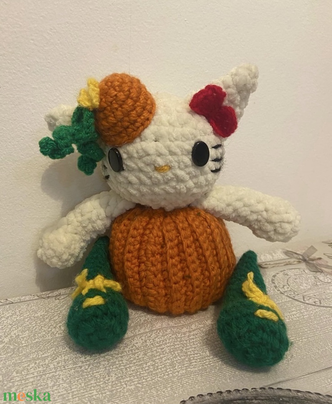 Amigurumi horgolt Hello Kitty őszi figura - játék & sport - plüssállat & játékfigura - cica - Meska.hu