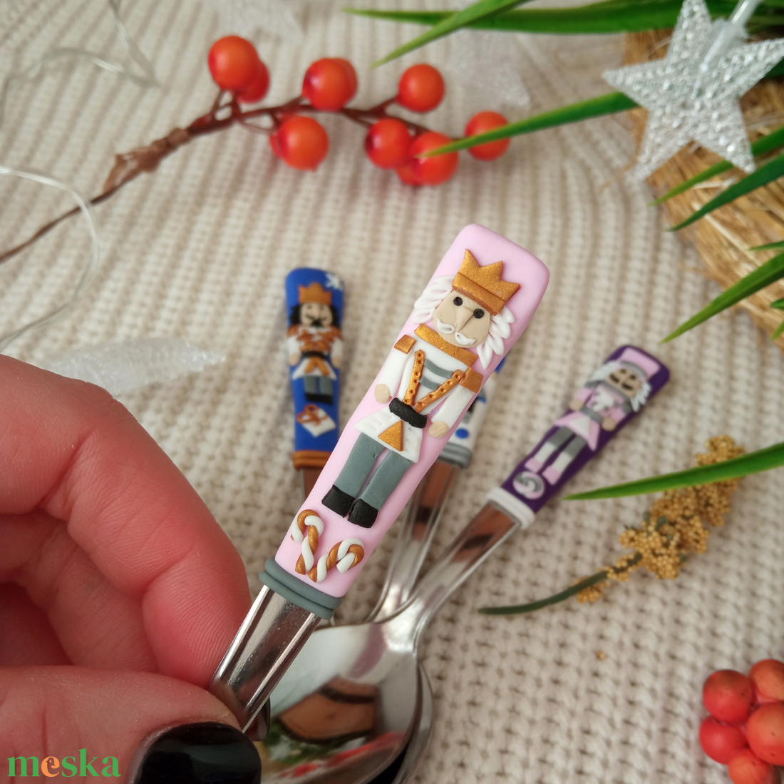 Diótörős kiskanál rózsaszín és fehér színekben - karácsony - karácsonyi lakásdekoráció - ünnepi asztaldekoráció - Meska.hu