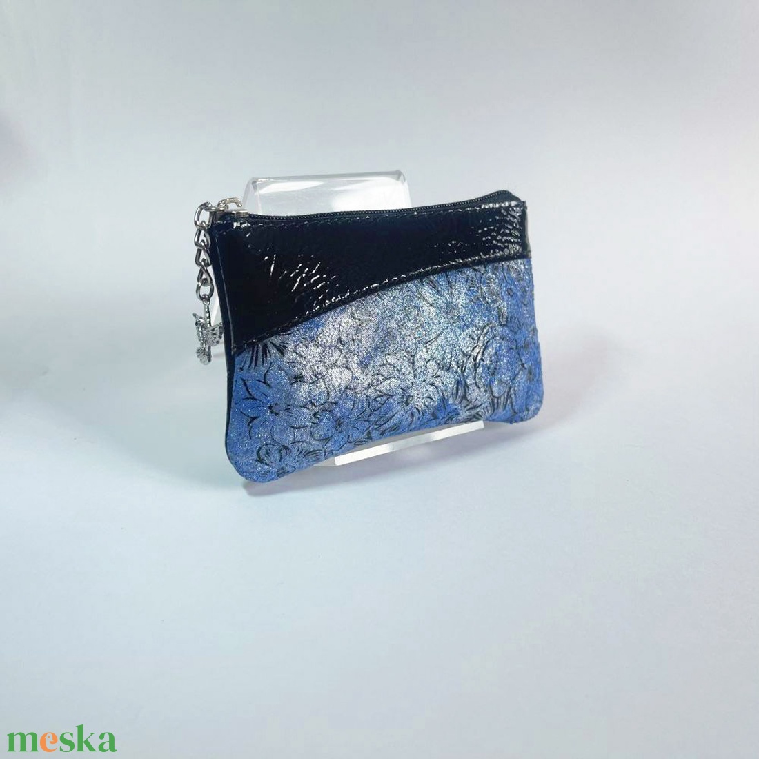 Fekete gyűrt lakk - kék virág mintás ívelt egy cipzáras kulcstartó C8007 - táska & tok - kulcstartó & táskadísz - kulcstartó - Meska.hu