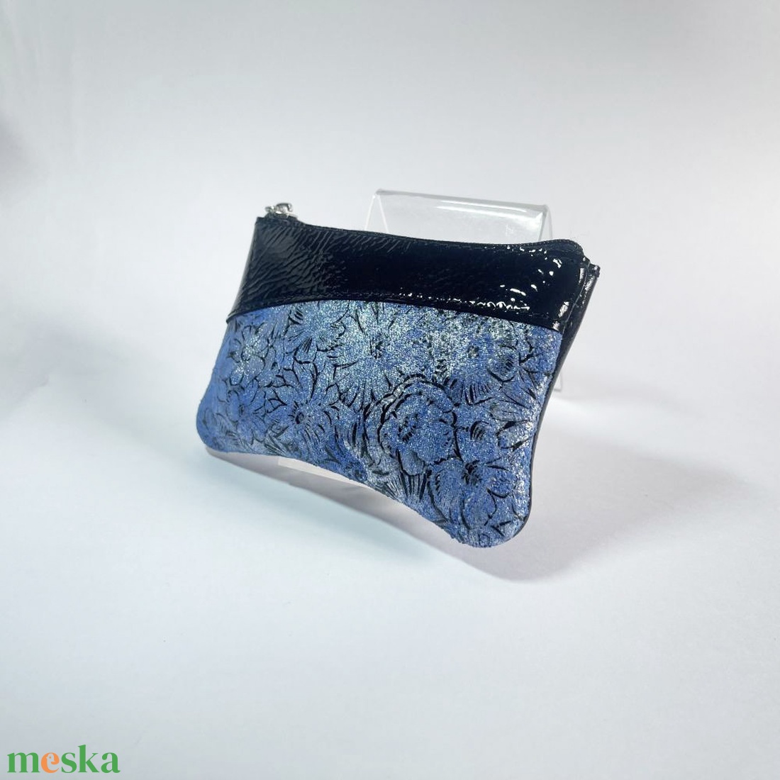 Fekete gyűrt lakk - kék virág mintás ívelt egy cipzáras kulcstartó C8007 - táska & tok - kulcstartó & táskadísz - kulcstartó - Meska.hu