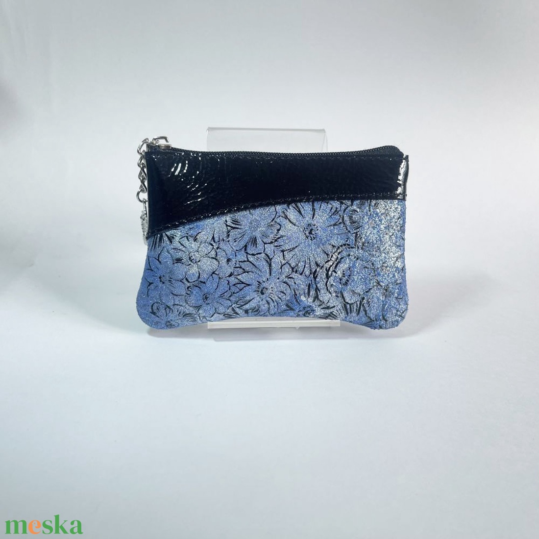 Fekete gyűrt lakk - kék virág mintás ívelt egy cipzáras kulcstartó C8007 - táska & tok - kulcstartó & táskadísz - kulcstartó - Meska.hu