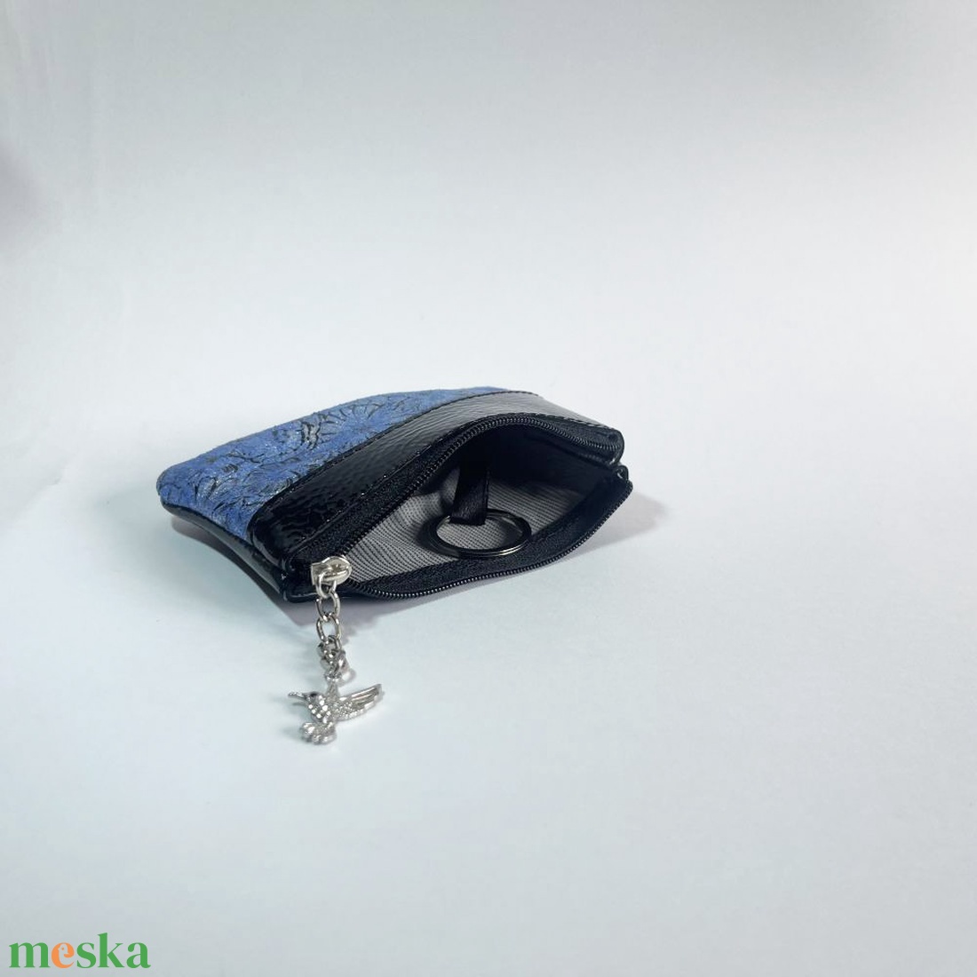 Fekete gyűrt lakk - kék virág mintás ívelt egy cipzáras kulcstartó C8007 - táska & tok - kulcstartó & táskadísz - kulcstartó - Meska.hu