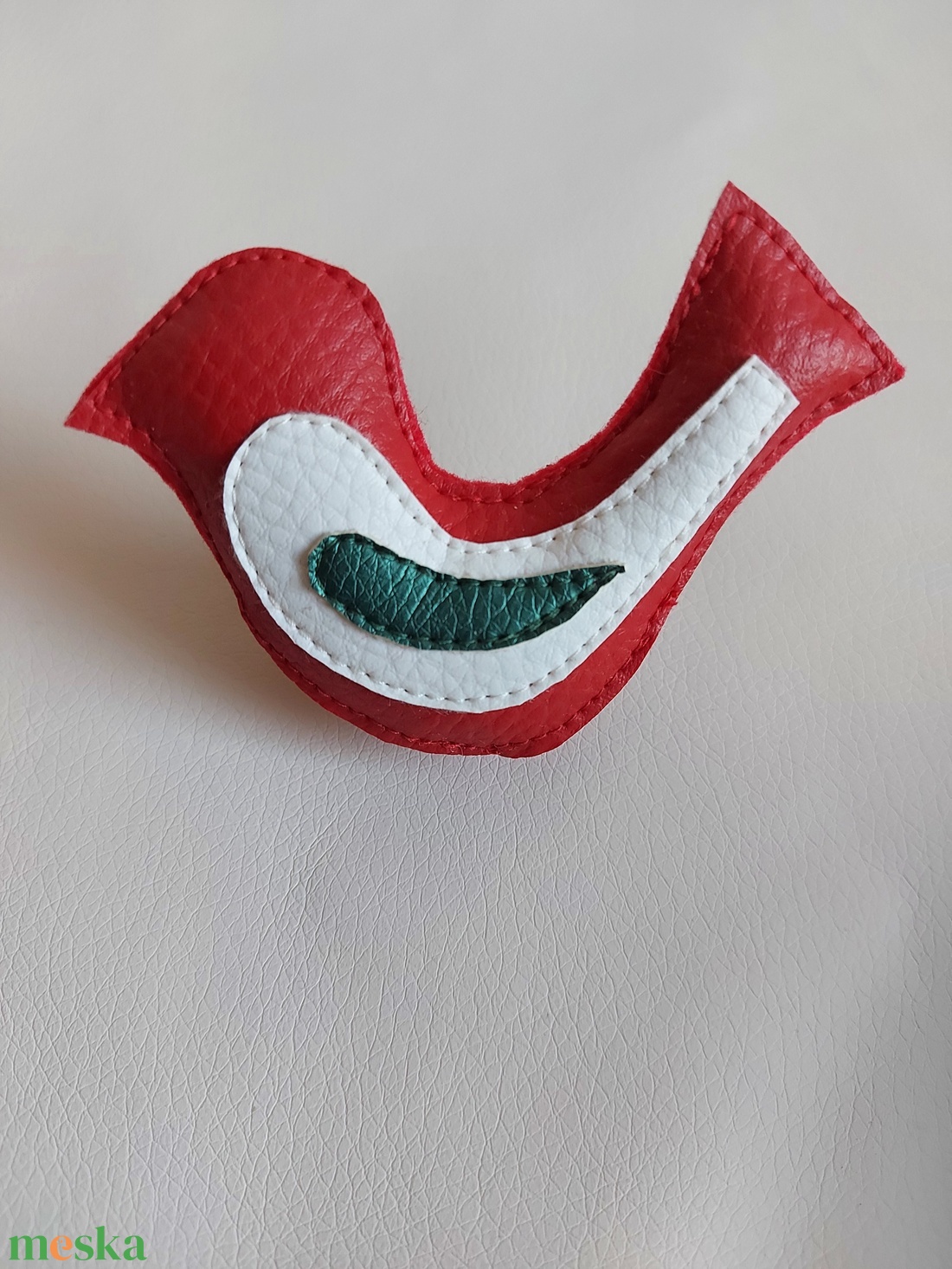 Madarka nemzeti színű kitűző - ékszer - kitűző és bross - kitűző - Meska.hu Madarka nemzeti színű kitűző - ékszer - kitűző és bross - kitűző - Meska.hu