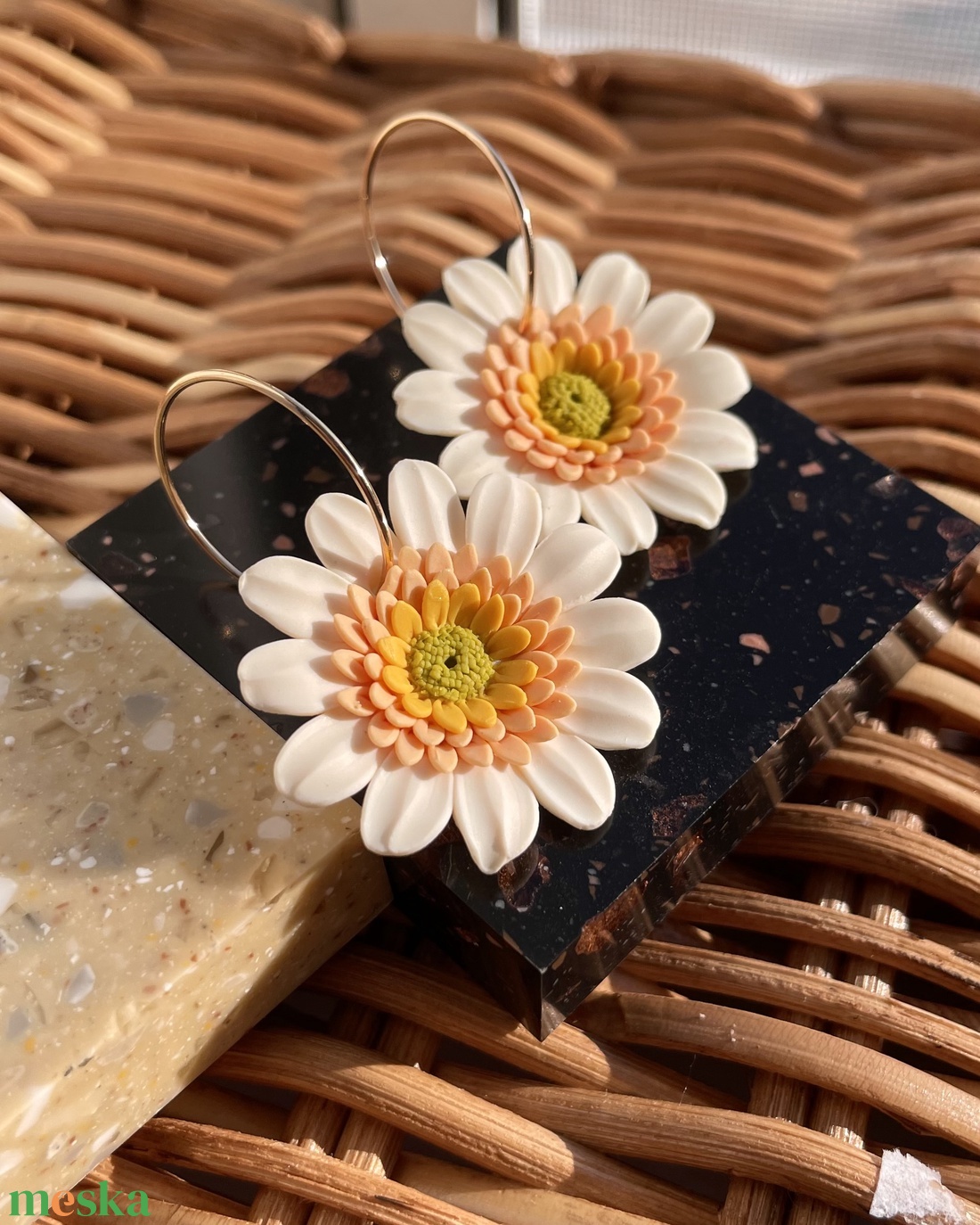 Gerbera süthető gyurma fülbevaló - ékszer - fülbevaló - lógó fülbevaló - Meska.hu