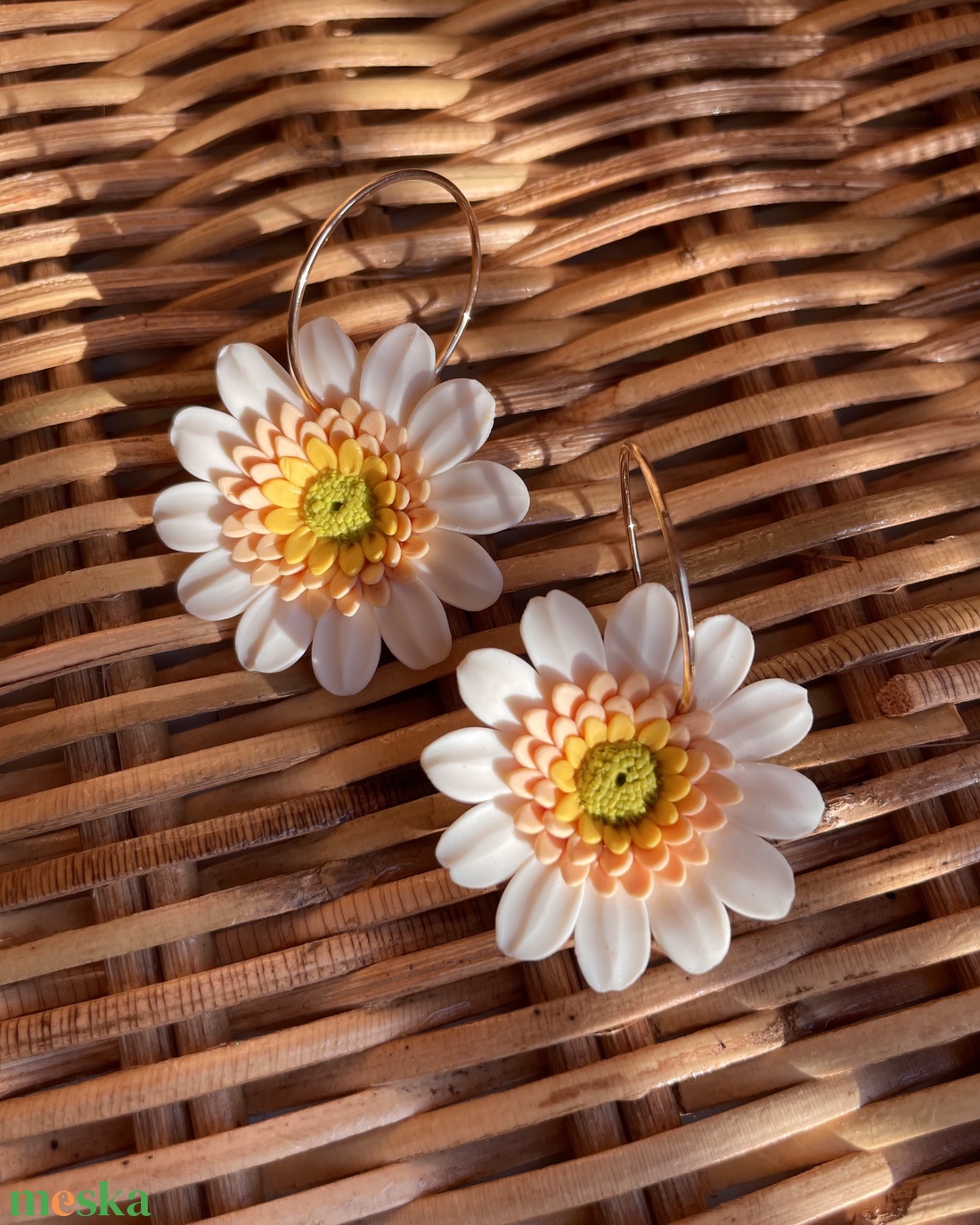 Gerbera süthető gyurma fülbevaló - ékszer - fülbevaló - lógó fülbevaló - Meska.hu