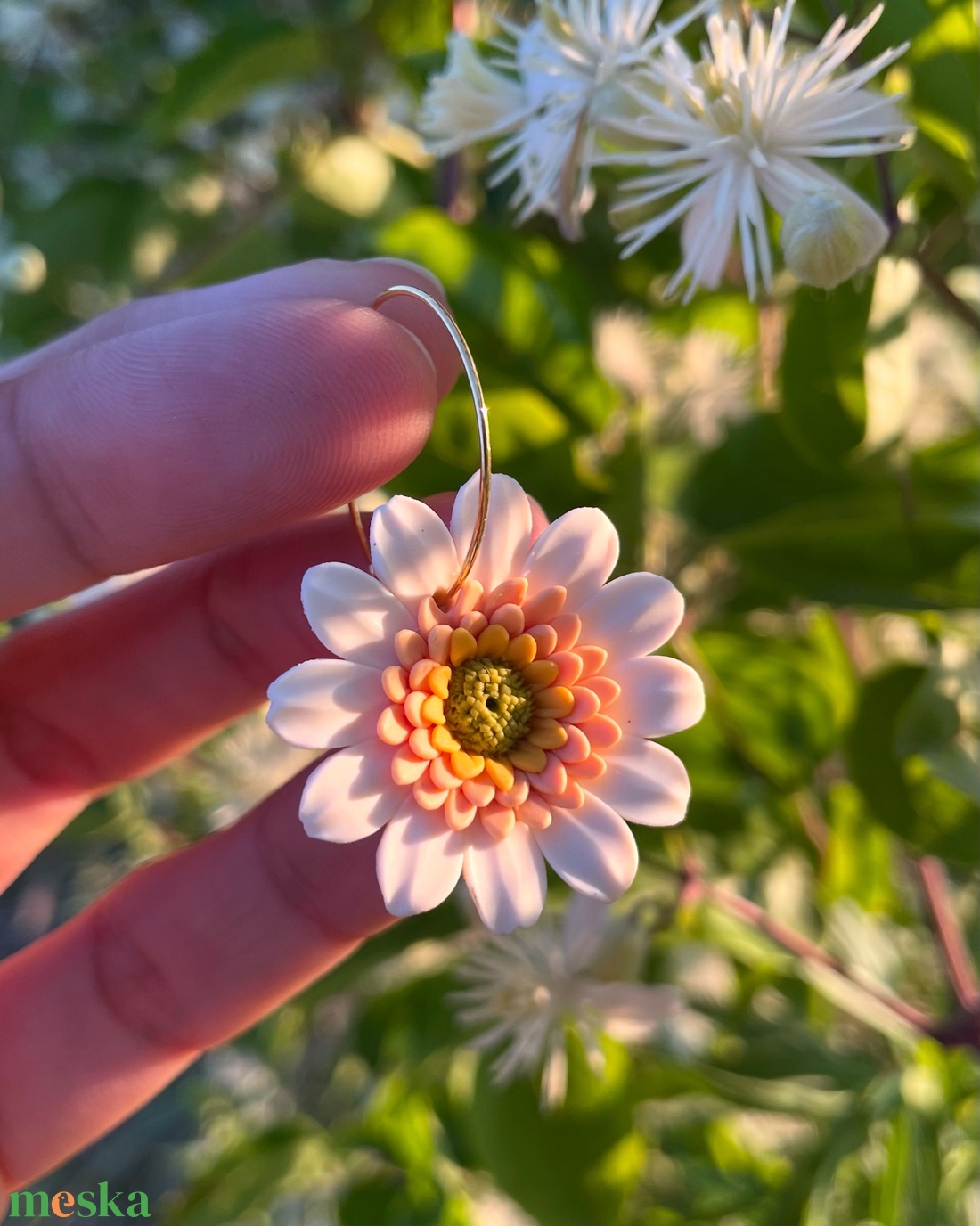 Gerbera süthető gyurma fülbevaló - ékszer - fülbevaló - lógó fülbevaló - Meska.hu