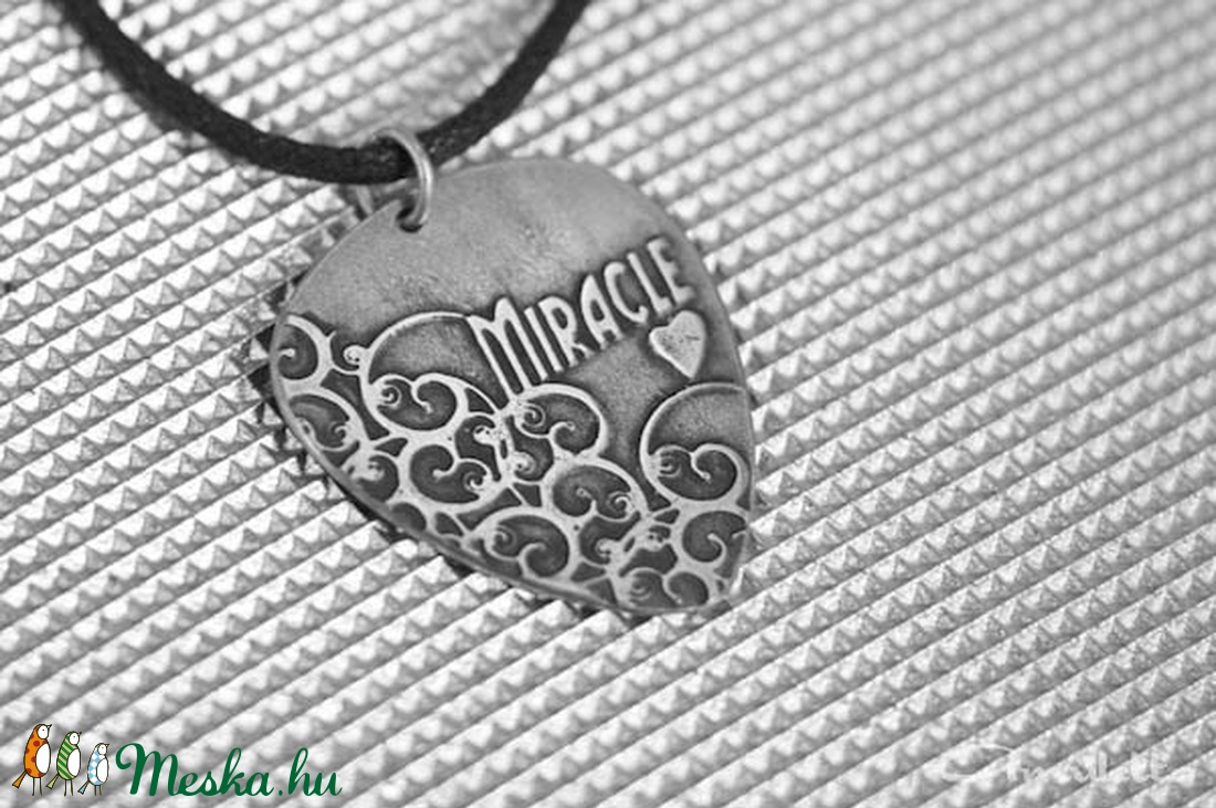 Miracle indás gitár pengető metál, ékszer férfiaknak is, ezüst színű fém pengető, gitárpengető nyaklánc,  -  - Meska.hu