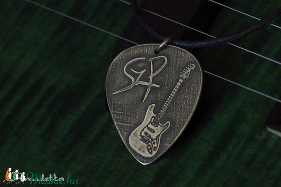 FENDER gitár + saját monogram -EGYEDI gitárpengető nyaklánc - ajándék gitárosoknak - ajándék ötlet -  - Meska.hu