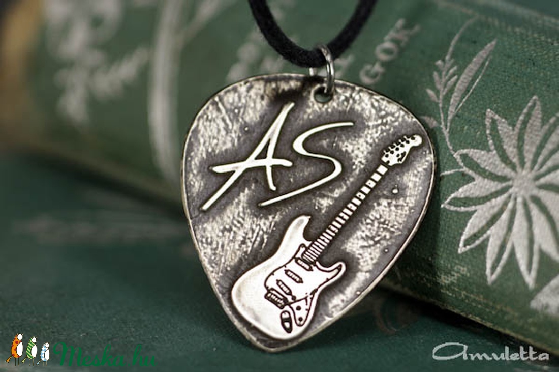 FENDER gitár + saját monogram -EGYEDI gitárpengető nyaklánc - ajándék gitárosoknak - ajándék ötlet -  - Meska.hu