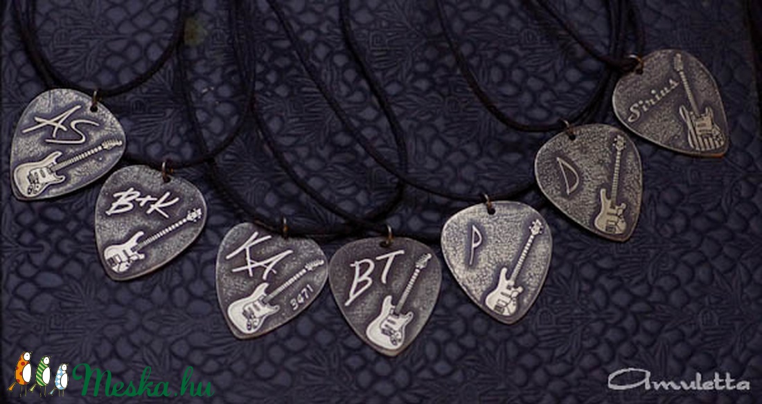 FENDER gitár + saját monogram -EGYEDI gitárpengető nyaklánc - ajándék gitárosoknak - ajándék ötlet -  - Meska.hu