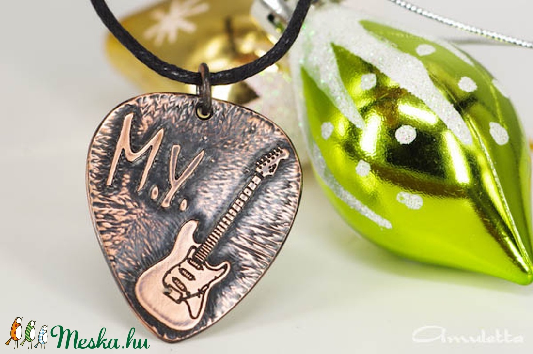 Karácsonyi ajándék ötlet gitárosoknak -FENDER gitár + saját monogram - vörösréz EGYEDI gitárpengető nyaklánc - - Meska.hu Karácsonyi ajándék ötlet gitárosoknak -FENDER gitár + saját monogram - vörösréz EGYEDI gitárpengető nyaklánc - - Meska.hu