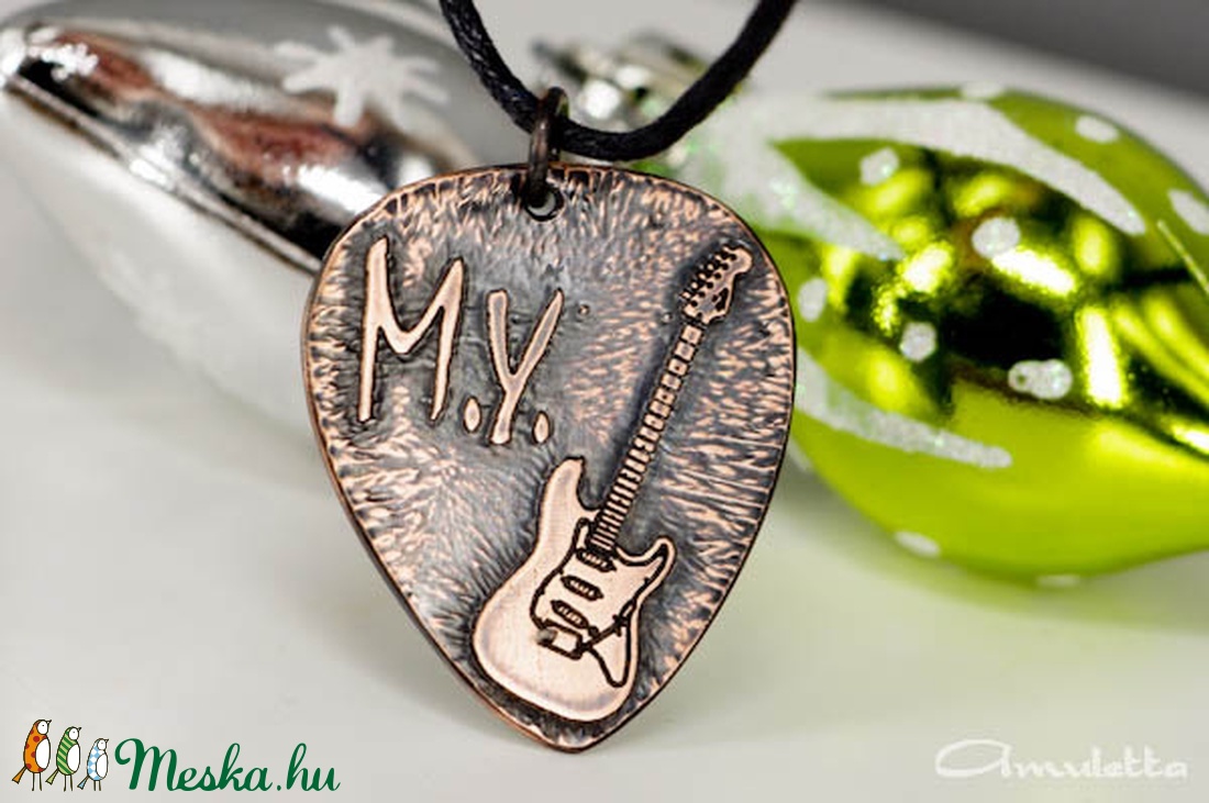 Karácsonyi ajándék ötlet gitárosoknak -FENDER gitár + saját monogram - vörösréz EGYEDI gitárpengető nyaklánc - - Meska.hu Karácsonyi ajándék ötlet gitárosoknak -FENDER gitár + saját monogram - vörösréz EGYEDI gitárpengető nyaklánc - - Meska.hu