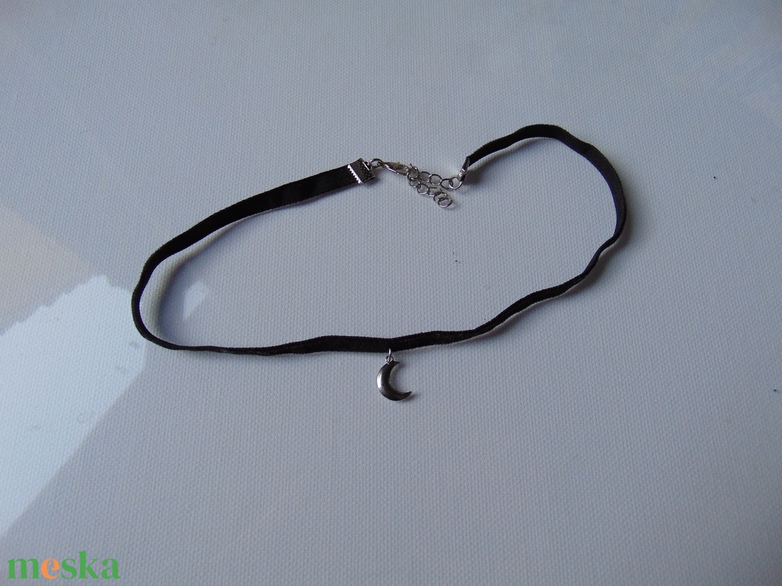 Hold medálos choker bársony nyaklánc - ékszer - nyaklánc - medálos nyaklánc - Meska.hu Hold medálos choker bársony nyaklánc - ékszer - nyaklánc - medálos nyaklánc - Meska.hu