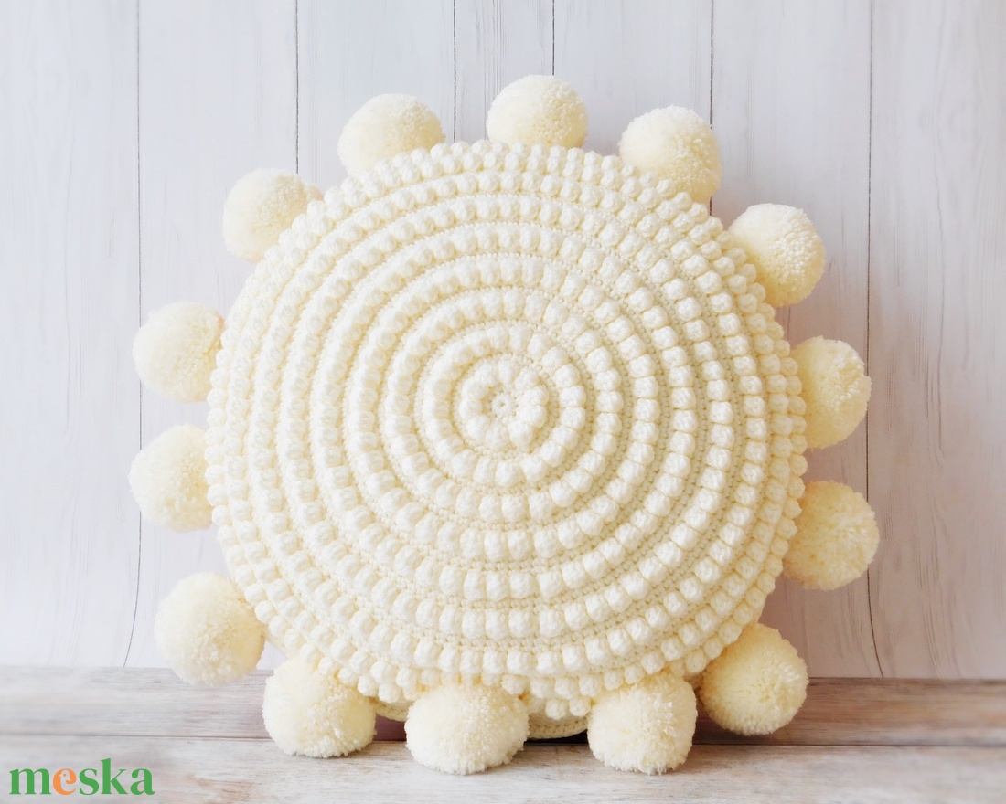 Bogyós kerek díszpárna pompomokkal, rendelhető átmérő és szín - otthon & életmód - lakástextil - párna & párnahuzat - Meska.hu Bogyós kerek díszpárna pompomokkal, rendelhető átmérő és szín - otthon & életmód - lakástextil - párna & párnahuzat - Meska.hu