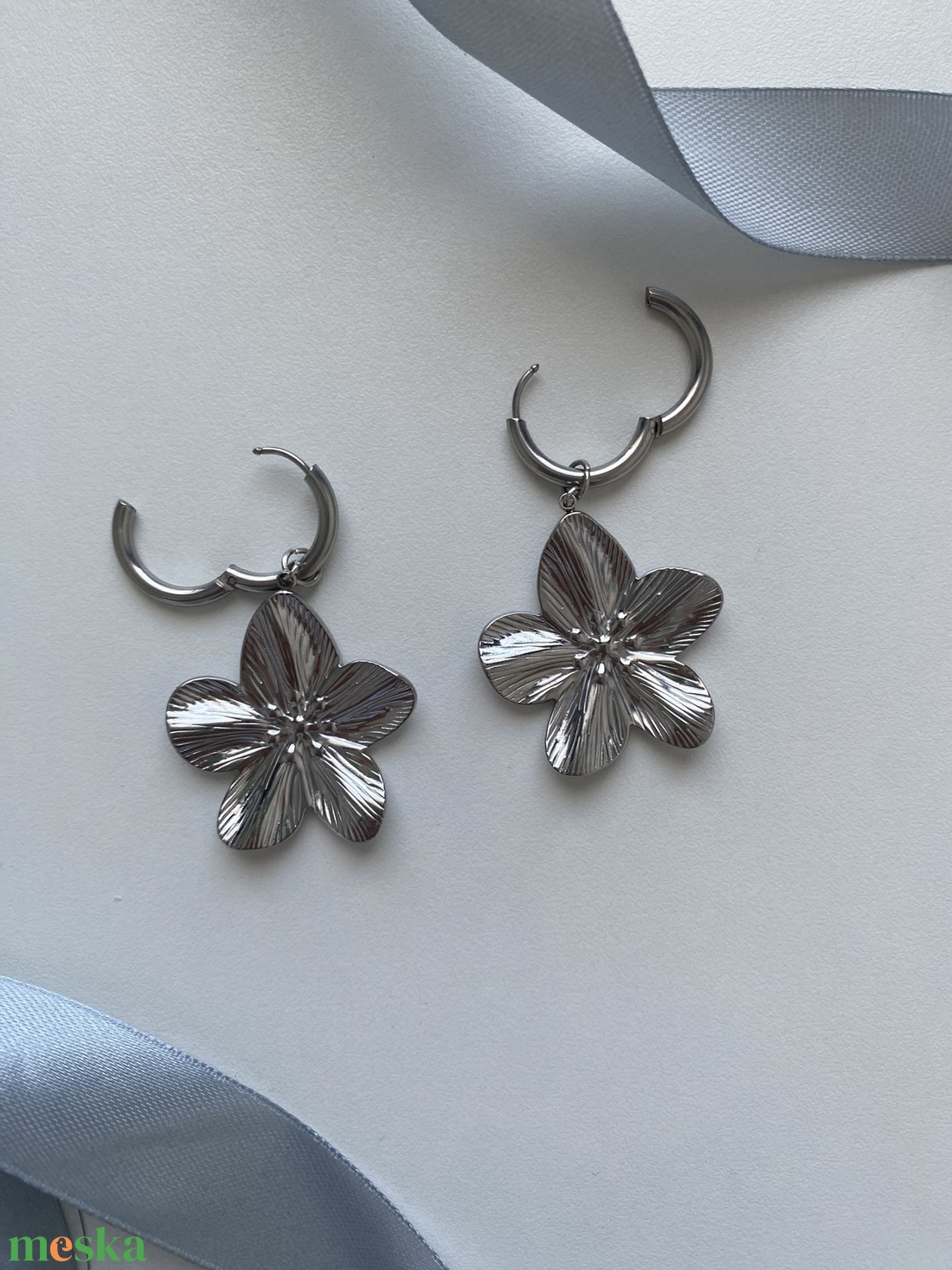 Virág fülbevaló - ékszer - fülbevaló - lógós kerek fülbevaló - Meska.hu