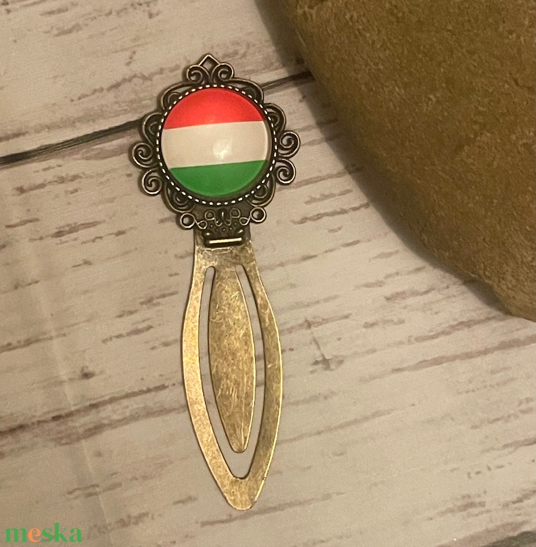 Magyar nemzeti színű üveglencsés fém könyvjelző - könyv & zene - könyvjelző - Meska.hu Magyar nemzeti színű üveglencsés fém könyvjelző - könyv & zene - könyvjelző - Meska.hu