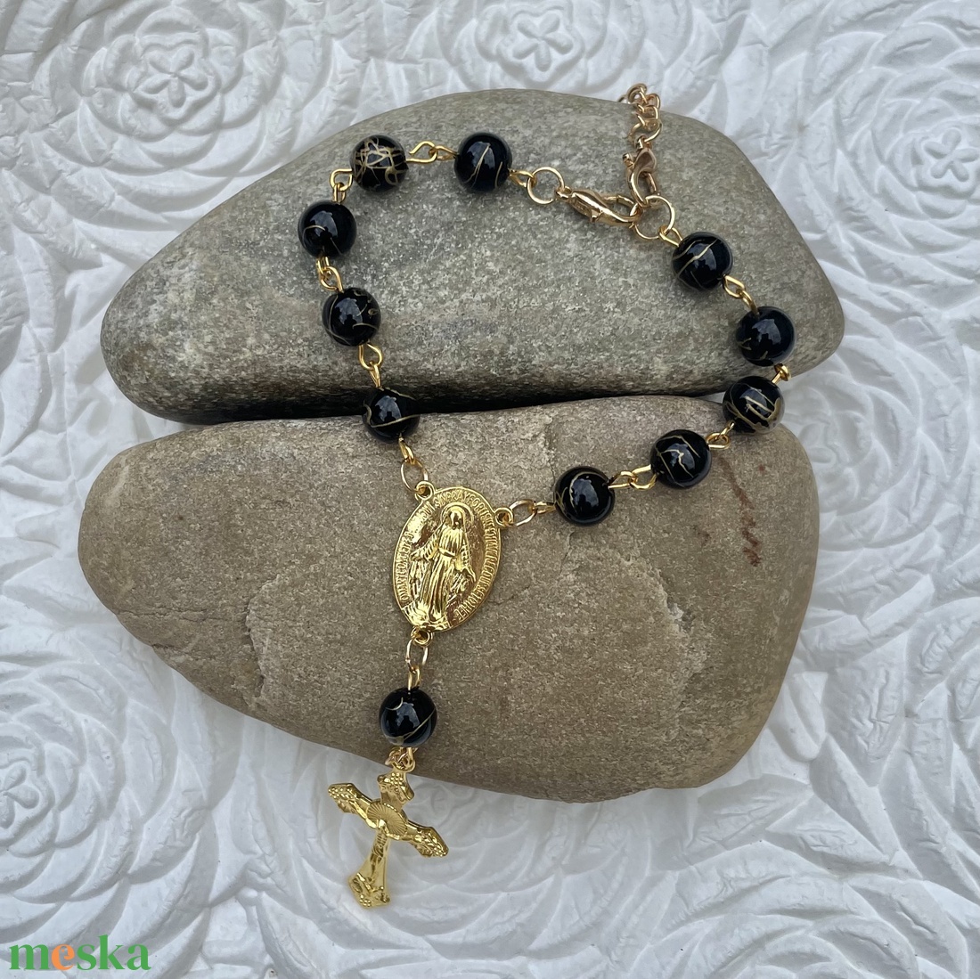Autós rózsafüzér, tizedes rózsafüzér fekete porcelán jáde ásványból arany díszítéssel 5274924 - otthon & életmód - vallás - lánc & füzér - Meska.hu