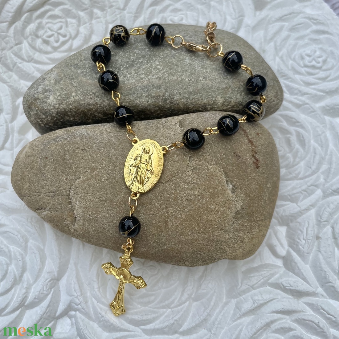 Autós rózsafüzér, tizedes rózsafüzér fekete porcelán jáde ásványból arany díszítéssel 5274924 - otthon & életmód - vallás - lánc & füzér - Meska.hu