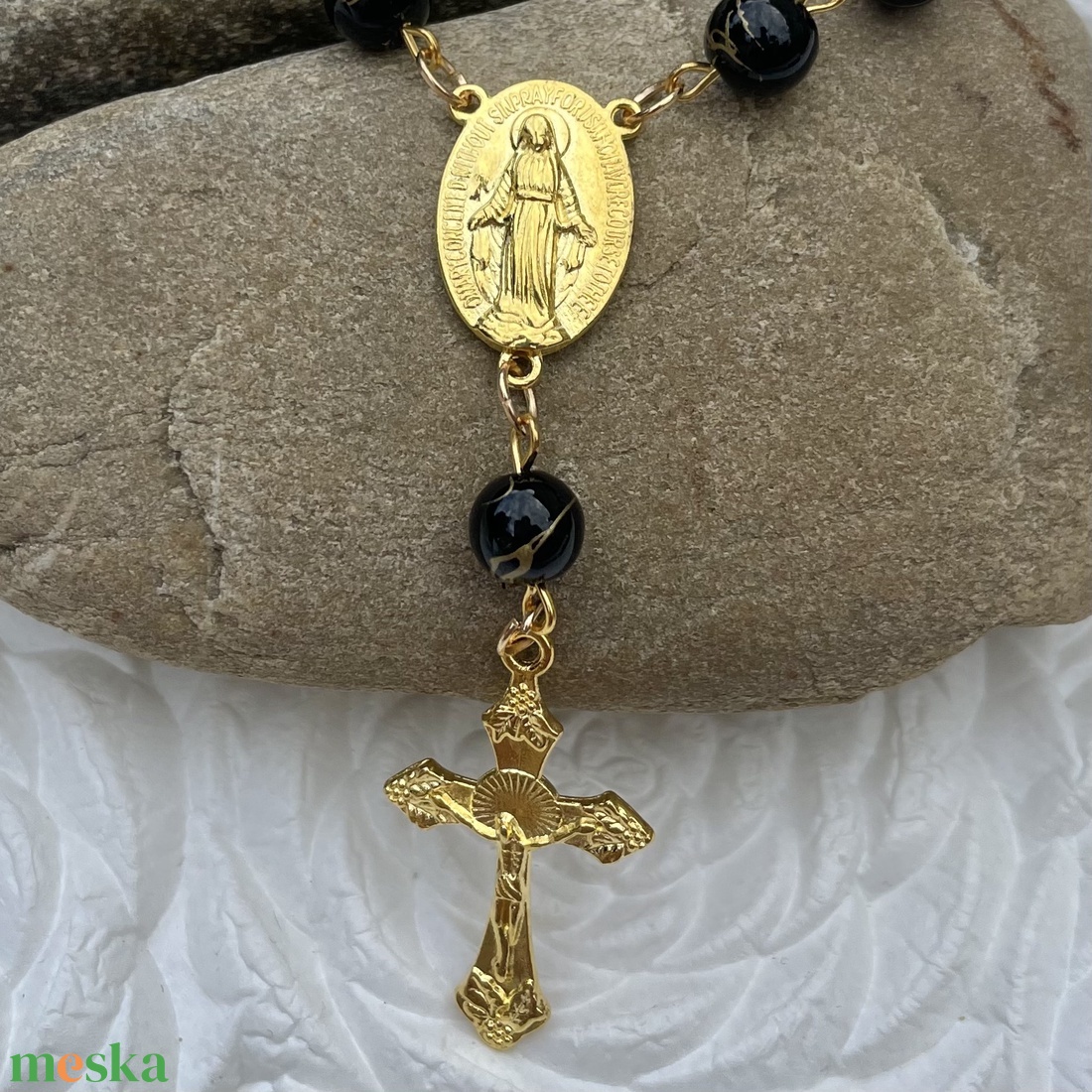 Autós rózsafüzér, tizedes rózsafüzér fekete porcelán jáde ásványból arany díszítéssel 5274924 - otthon & életmód - vallás - lánc & füzér - Meska.hu