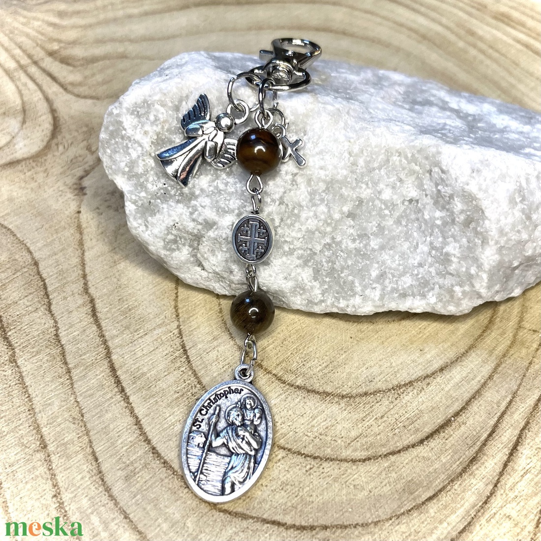 Szent Kristóf védelmező amulett kulcstartó táskadísz tigrisszem ásványgyöngyökből - táska & tok - kulcstartó & táskadísz - kulcstartó - Meska.hu