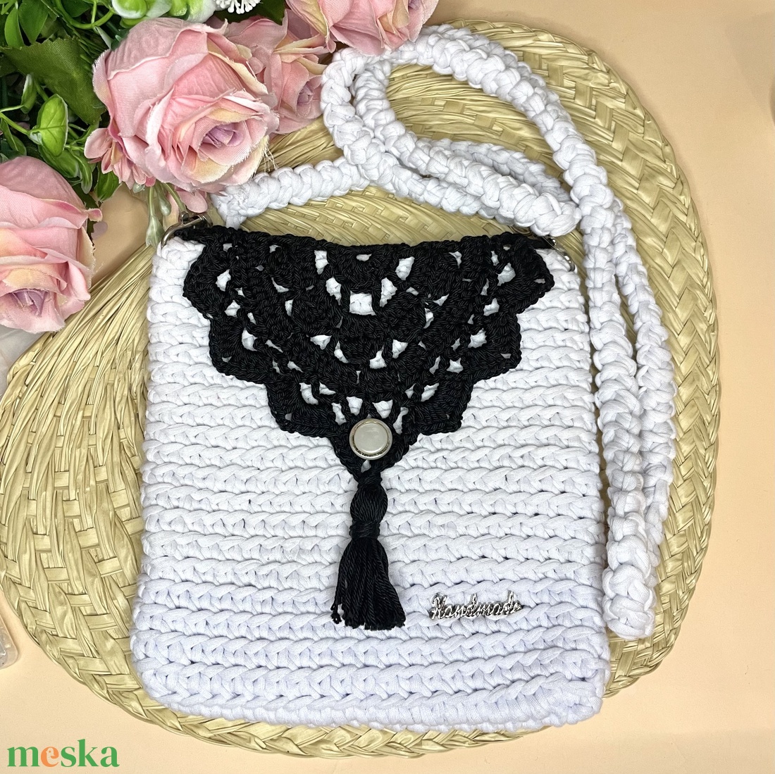Fehér színű fekete horgolt mintás oldaltáska, crossbody keresztbepántos táska - táska & tok - kézitáska & válltáska - válltáska - Meska.hu Fehér színű fekete horgolt mintás oldaltáska, crossbody keresztbepántos táska - táska & tok - kézitáska & válltáska - válltáska - Meska.hu