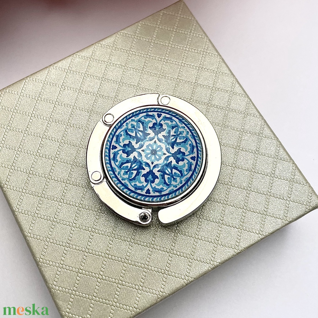 Mandala csempe mintázatú Üveglencsés Táska Akasztó Táskaakasztó - táska & tok - kulcstartó & táskadísz - táskaakasztó - Meska.hu Mandala csempe mintázatú Üveglencsés Táska Akasztó Táskaakasztó - táska & tok - kulcstartó & táskadísz - táskaakasztó - Meska.hu
