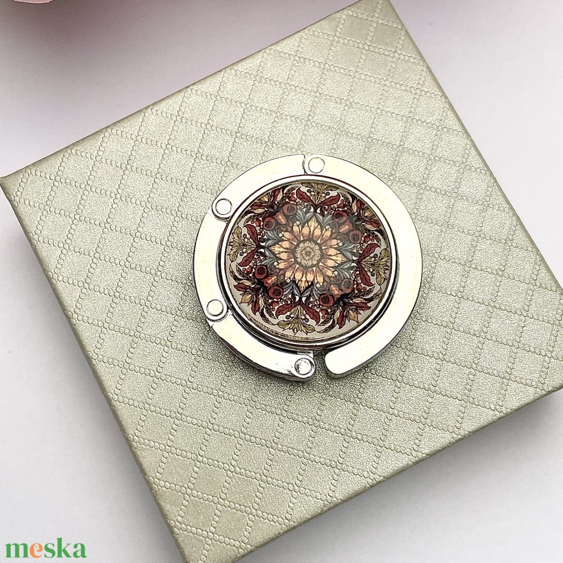 Mandala csempe virág mintázatú Üveglencsés Táska Akasztó Táskaakasztó - táska & tok - kulcstartó & táskadísz - táskaakasztó - Meska.hu Mandala csempe virág mintázatú Üveglencsés Táska Akasztó Táskaakasztó - táska & tok - kulcstartó & táskadísz - táskaakasztó - Meska.hu