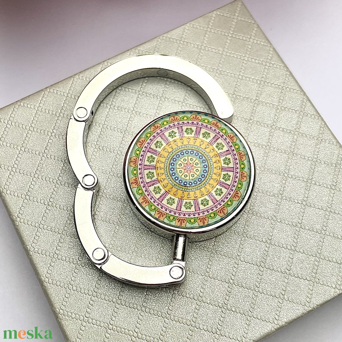 Mandala csempe virág mintázatú Üveglencsés Táska Akasztó Táskaakasztó - táska & tok - kulcstartó & táskadísz - táskaakasztó - Meska.hu Mandala csempe virág mintázatú Üveglencsés Táska Akasztó Táskaakasztó - táska & tok - kulcstartó & táskadísz - táskaakasztó - Meska.hu