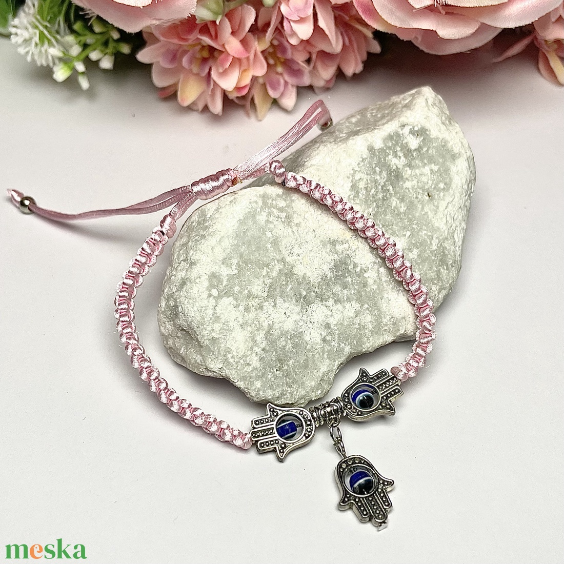 Csomózott makramé karkötő Hamsa kéz medállal - ékszer - karkötő - fonott karkötő - Meska.hu Csomózott makramé karkötő Hamsa kéz medállal - ékszer - karkötő - fonott karkötő - Meska.hu
