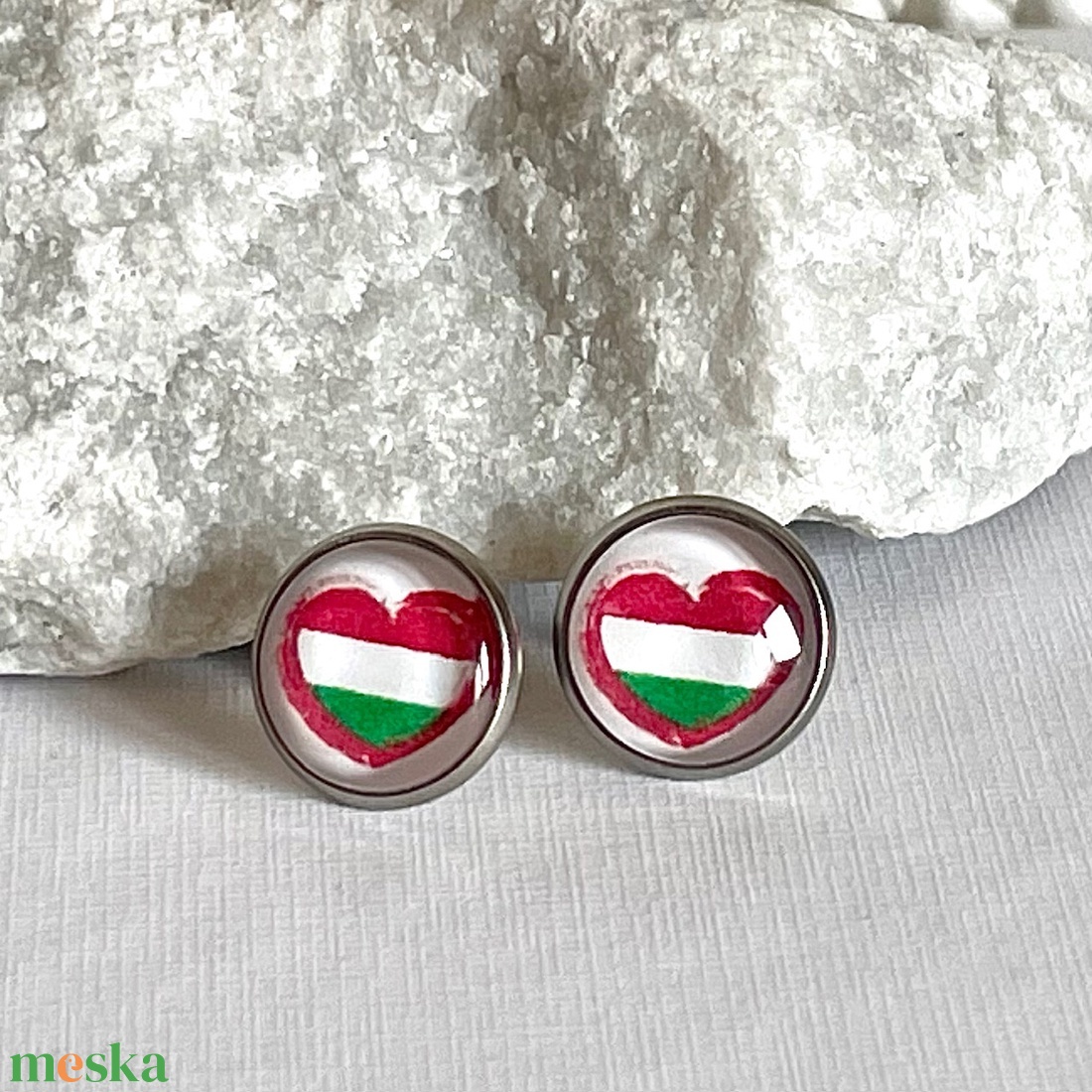 Magyar nemzeti kokárda trikolor szív üveglencsés nemesacél fülbevaló - ékszer - fülbevaló - pötty fülbevaló - Meska.hu Magyar nemzeti kokárda trikolor szív üveglencsés nemesacél fülbevaló - ékszer - fülbevaló - pötty fülbevaló - Meska.hu