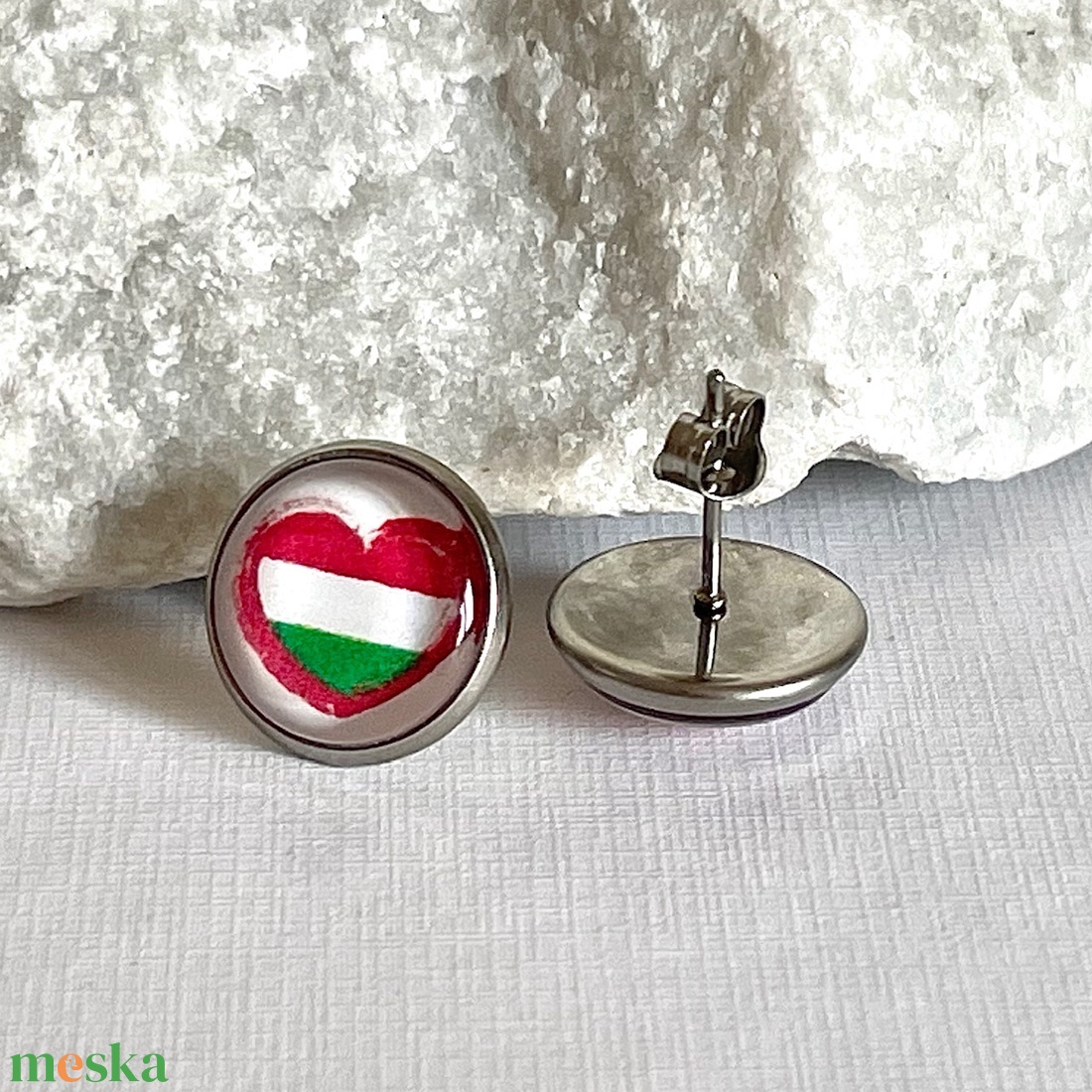 Magyar nemzeti kokárda trikolor szív üveglencsés nemesacél fülbevaló - ékszer - fülbevaló - pötty fülbevaló - Meska.hu Magyar nemzeti kokárda trikolor szív üveglencsés nemesacél fülbevaló - ékszer - fülbevaló - pötty fülbevaló - Meska.hu