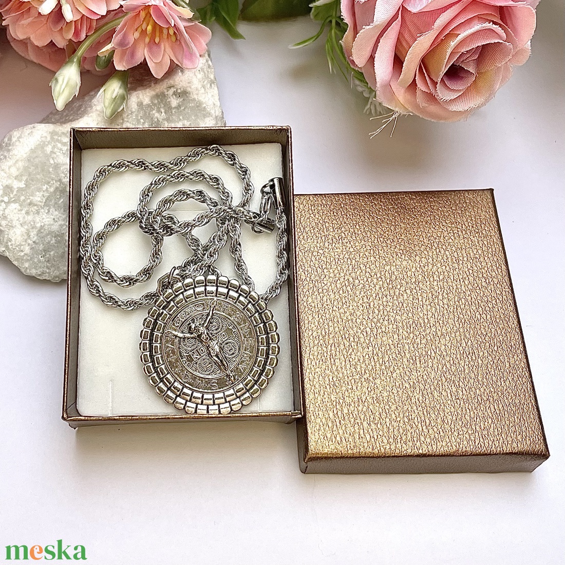 Kétoldalas Szent Benedek amulett medál talizmán nemesacél kapcsos láncon - ékszer - nyaklánc - medálos nyaklánc - Meska.hu Kétoldalas Szent Benedek amulett medál talizmán nemesacél kapcsos láncon - ékszer - nyaklánc - medálos nyaklánc - Meska.hu